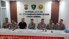 Kapolda Sumsel Irjen Pol Rony Samtana disampingi jajaran saat Confrensi Pers