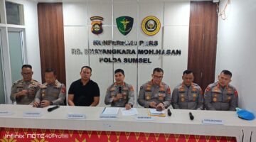 Kapolda Sumsel Irjen Pol Rony Samtana disampingi jajaran saat Confrensi Pers