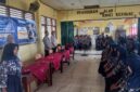 Personel Polsek Buay Madang Timur saat memberikan sosialisasi Penerimaan Siswa Baru (PSB) SMA Kemala Taruna Bhayangkara Tahun Ajaran 2027/2028 kepada siswa-siswi SMP Negeri 1 Buay Madang Timur.