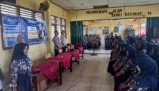 Personel Polsek Buay Madang Timur saat memberikan sosialisasi Penerimaan Siswa Baru (PSB) SMA Kemala Taruna Bhayangkara Tahun Ajaran 2027/2028 kepada siswa-siswi SMP Negeri 1 Buay Madang Timur.