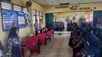 Personel Polsek Buay Madang Timur saat memberikan sosialisasi Penerimaan Siswa Baru (PSB) SMA Kemala Taruna Bhayangkara Tahun Ajaran 2027/2028 kepada siswa-siswi SMP Negeri 1 Buay Madang Timur.