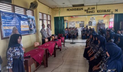 Personel Polsek Buay Madang Timur saat memberikan sosialisasi Penerimaan Siswa Baru (PSB) SMA Kemala Taruna Bhayangkara Tahun Ajaran 2027/2028 kepada siswa-siswi SMP Negeri 1 Buay Madang Timur.