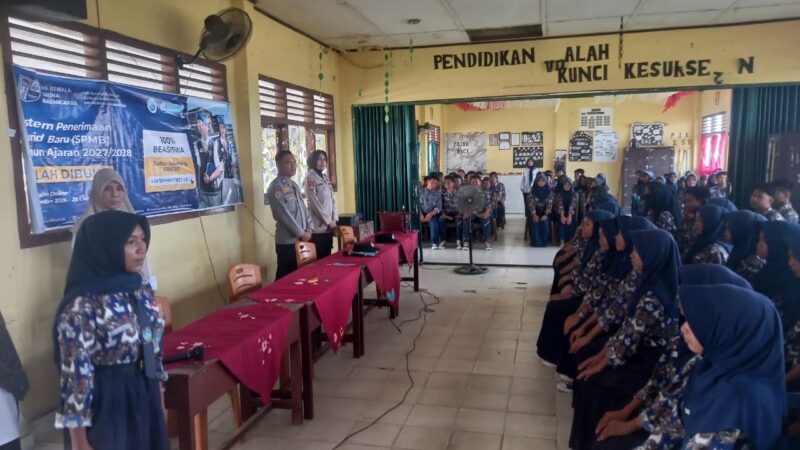 Personel Polsek Buay Madang Timur saat memberikan sosialisasi Penerimaan Siswa Baru (PSB) SMA Kemala Taruna Bhayangkara Tahun Ajaran 2027/2028 kepada siswa-siswi SMP Negeri 1 Buay Madang Timur.