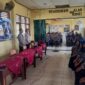 Personel Polsek Buay Madang Timur saat memberikan sosialisasi Penerimaan Siswa Baru (PSB) SMA Kemala Taruna Bhayangkara Tahun Ajaran 2027/2028 kepada siswa-siswi SMP Negeri 1 Buay Madang Timur.