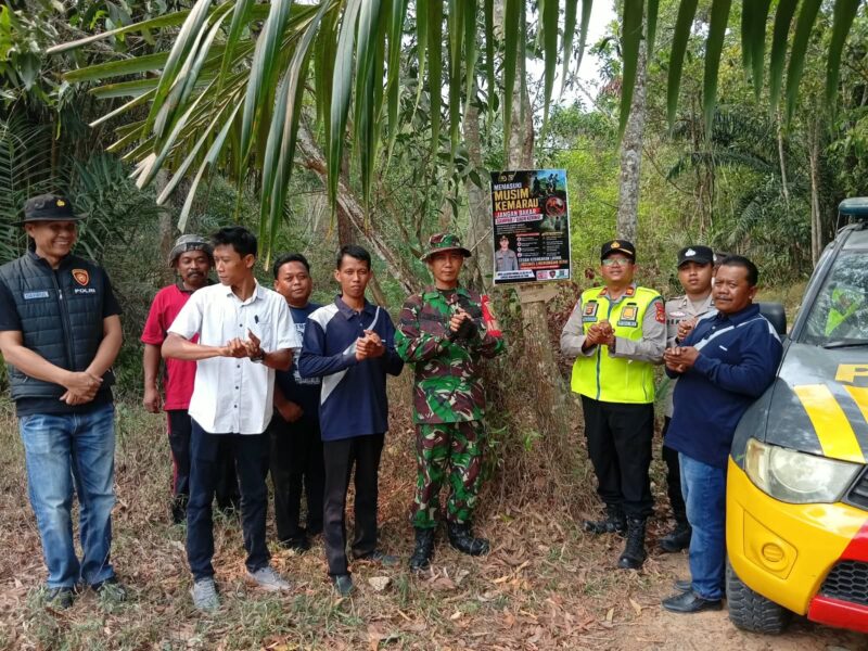 Kapolsek Buay Madang Timur Iptu Swisspo, bersama unsur TNI, pemerintah kecamatan, perangkat desa, dan Masyarakat Peduli Api (MPA) bersinergi melakukan patroli mitigasi serta pemasangan spanduk imbauan karhutla di Desa Gumuk Rejo.