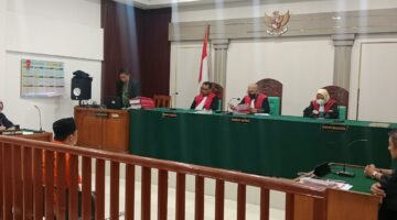 Saat terdakwa Fernando dihadirkan di disidang PN Palembang, Kamis (15/10/2026) untuk mendengarkan putusan dari majelis hakim