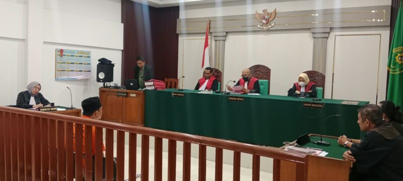 Saat terdakwa Fernando dihadirkan di disidang PN Palembang, Kamis (15/10/2026) untuk mendengarkan putusan dari majelis hakim