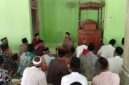 Kapolsek Buay Madang Timur Iptu Swisspo, memberikan imbauan mengenai bahaya kebakaran hutan dan lahan (Karhutla) di hadapan ratusan jemaah saat kegiatan Jumat Keliling di Masjid Darul Falah, Desa Kedung Rejo, Kecamatan Buay Madang Timur, Kabupaten OKU Timur.