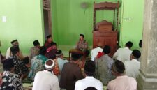 Kapolsek Buay Madang Timur Iptu Swisspo, memberikan imbauan mengenai bahaya kebakaran hutan dan lahan (Karhutla) di hadapan ratusan jemaah saat kegiatan Jumat Keliling di Masjid Darul Falah, Desa Kedung Rejo, Kecamatan Buay Madang Timur, Kabupaten OKU Timur.