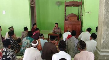Kapolsek Buay Madang Timur Iptu Swisspo, memberikan imbauan mengenai bahaya kebakaran hutan dan lahan (Karhutla) di hadapan ratusan jemaah saat kegiatan Jumat Keliling di Masjid Darul Falah, Desa Kedung Rejo, Kecamatan Buay Madang Timur, Kabupaten OKU Timur.