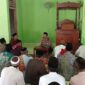 Kapolsek Buay Madang Timur Iptu Swisspo, memberikan imbauan mengenai bahaya kebakaran hutan dan lahan (Karhutla) di hadapan ratusan jemaah saat kegiatan Jumat Keliling di Masjid Darul Falah, Desa Kedung Rejo, Kecamatan Buay Madang Timur, Kabupaten OKU Timur.