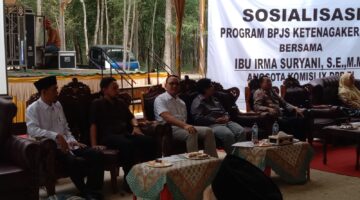 Kapolsek BMT Iptu Swisspo mendampingi jalannya kegiatan Sosialisasi Program BPJS bersama Anggota DPR RI Komisi IX di Desa Kedung Rejo, Kecamatan Buay Madang Timur, Kabupaten OKU Timur.
