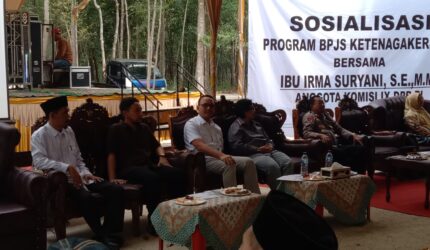 Kapolsek BMT Iptu Swisspo mendampingi jalannya kegiatan Sosialisasi Program BPJS bersama Anggota DPR RI Komisi IX di Desa Kedung Rejo, Kecamatan Buay Madang Timur, Kabupaten OKU Timur.