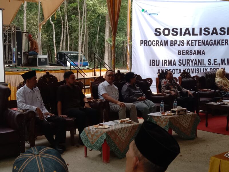 Kapolsek BMT Iptu Swisspo mendampingi jalannya kegiatan Sosialisasi Program BPJS bersama Anggota DPR RI Komisi IX di Desa Kedung Rejo, Kecamatan Buay Madang Timur, Kabupaten OKU Timur.