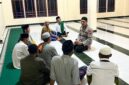 Personil Polsek Buay Madang Timur, Aipda Zulkifli, berdialog humanis dengan para tokoh agama dan jemaah usai melaksanakan kegiatan Sholat Subuh Keliling di Masjid Al-Muhajirin, Desa Kumpul Rejo, Kecamatan Buay Madang Timur, Kabupaten OKU Timur.