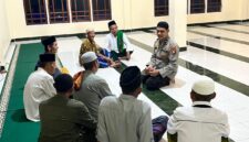 Personil Polsek Buay Madang Timur, Aipda Zulkifli, berdialog humanis dengan para tokoh agama dan jemaah usai melaksanakan kegiatan Sholat Subuh Keliling di Masjid Al-Muhajirin, Desa Kumpul Rejo, Kecamatan Buay Madang Timur, Kabupaten OKU Timur.