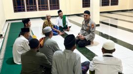 Personil Polsek Buay Madang Timur, Aipda Zulkifli, berdialog humanis dengan para tokoh agama dan jemaah usai melaksanakan kegiatan Sholat Subuh Keliling di Masjid Al-Muhajirin, Desa Kumpul Rejo, Kecamatan Buay Madang Timur, Kabupaten OKU Timur.