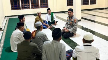 Personil Polsek Buay Madang Timur, Aipda Zulkifli, berdialog humanis dengan para tokoh agama dan jemaah usai melaksanakan kegiatan Sholat Subuh Keliling di Masjid Al-Muhajirin, Desa Kumpul Rejo, Kecamatan Buay Madang Timur, Kabupaten OKU Timur.