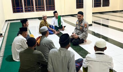 Personil Polsek Buay Madang Timur, Aipda Zulkifli, berdialog humanis dengan para tokoh agama dan jemaah usai melaksanakan kegiatan Sholat Subuh Keliling di Masjid Al-Muhajirin, Desa Kumpul Rejo, Kecamatan Buay Madang Timur, Kabupaten OKU Timur.