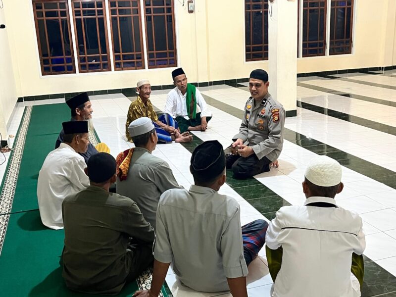 Personil Polsek Buay Madang Timur, Aipda Zulkifli, berdialog humanis dengan para tokoh agama dan jemaah usai melaksanakan kegiatan Sholat Subuh Keliling di Masjid Al-Muhajirin, Desa Kumpul Rejo, Kecamatan Buay Madang Timur, Kabupaten OKU Timur.
