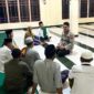 Personil Polsek Buay Madang Timur, Aipda Zulkifli, berdialog humanis dengan para tokoh agama dan jemaah usai melaksanakan kegiatan Sholat Subuh Keliling di Masjid Al-Muhajirin, Desa Kumpul Rejo, Kecamatan Buay Madang Timur, Kabupaten OKU Timur.
