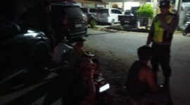Personil Polsek Buay Madang Timur, Aipda Zulkifli dan Brigadir Asep Dwi P., melaksanakan giat sambang dan dialogis bersama warga di Desa Sukoharjo, Kecamatan Buay Madang Timur, Kabupaten OKU Timur.