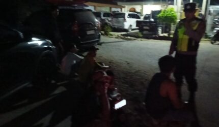Personil Polsek Buay Madang Timur, Aipda Zulkifli dan Brigadir Asep Dwi P., melaksanakan giat sambang dan dialogis bersama warga di Desa Sukoharjo, Kecamatan Buay Madang Timur, Kabupaten OKU Timur.