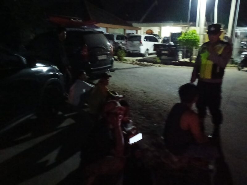 Personil Polsek Buay Madang Timur, Aipda Zulkifli dan Brigadir Asep Dwi P., melaksanakan giat sambang dan dialogis bersama warga di Desa Sukoharjo, Kecamatan Buay Madang Timur, Kabupaten OKU Timur.