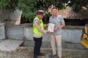 Personel Polsek Buay Madang Timur menyerahkan lembaran Maklumat Kapolda Sumsel mengenai larangan pembakaran hutan dan lahan (Karhutla) kepada seorang warga di Desa Suka Maju, Kecamatan Buay Madang Timur, Kabupaten OKU Timur, Sumatera Selatan.
