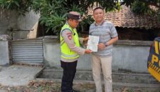 Personel Polsek Buay Madang Timur menyerahkan lembaran Maklumat Kapolda Sumsel mengenai larangan pembakaran hutan dan lahan (Karhutla) kepada seorang warga di Desa Suka Maju, Kecamatan Buay Madang Timur, Kabupaten OKU Timur, Sumatera Selatan.