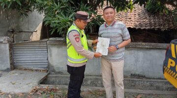 Personel Polsek Buay Madang Timur menyerahkan lembaran Maklumat Kapolda Sumsel mengenai larangan pembakaran hutan dan lahan (Karhutla) kepada seorang warga di Desa Suka Maju, Kecamatan Buay Madang Timur, Kabupaten OKU Timur, Sumatera Selatan.