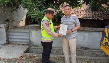 Personel Polsek Buay Madang Timur menyerahkan lembaran Maklumat Kapolda Sumsel mengenai larangan pembakaran hutan dan lahan (Karhutla) kepada seorang warga di Desa Suka Maju, Kecamatan Buay Madang Timur, Kabupaten OKU Timur, Sumatera Selatan.