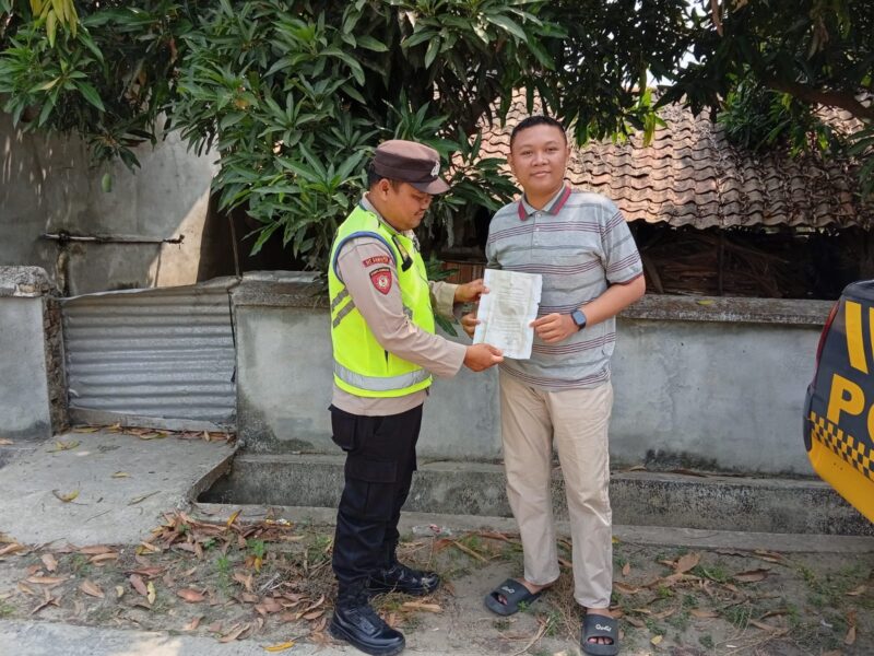 Personel Polsek Buay Madang Timur menyerahkan lembaran Maklumat Kapolda Sumsel mengenai larangan pembakaran hutan dan lahan (Karhutla) kepada seorang warga di Desa Suka Maju, Kecamatan Buay Madang Timur, Kabupaten OKU Timur, Sumatera Selatan.