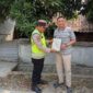 Personel Polsek Buay Madang Timur menyerahkan lembaran Maklumat Kapolda Sumsel mengenai larangan pembakaran hutan dan lahan (Karhutla) kepada seorang warga di Desa Suka Maju, Kecamatan Buay Madang Timur, Kabupaten OKU Timur, Sumatera Selatan.