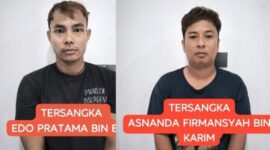 Kedua tersangka saat diamankan. Foto: dokumen polisi.