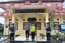 Kapolsek Buay Madang Timur Iptu Swisspo, bersama personel siaga memperagakan kesiapan pengamanan saat menggelar simulasi Sistem Pengamanan Markas Komando (Sispam Mako) di depan Mapolsek Buay Madang Timur, Polres OKU Timur.