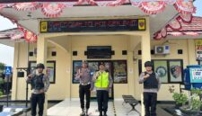Kapolsek Buay Madang Timur Iptu Swisspo, bersama personel siaga memperagakan kesiapan pengamanan saat menggelar simulasi Sistem Pengamanan Markas Komando (Sispam Mako) di depan Mapolsek Buay Madang Timur, Polres OKU Timur.
