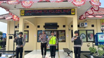 Kapolsek Buay Madang Timur Iptu Swisspo, bersama personel siaga memperagakan kesiapan pengamanan saat menggelar simulasi Sistem Pengamanan Markas Komando (Sispam Mako) di depan Mapolsek Buay Madang Timur, Polres OKU Timur.