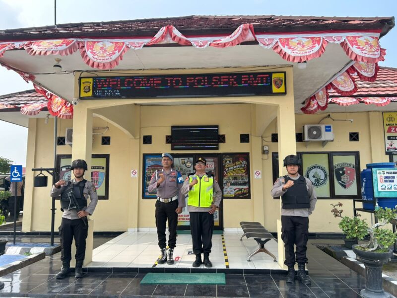 Kapolsek Buay Madang Timur Iptu Swisspo, bersama personel siaga memperagakan kesiapan pengamanan saat menggelar simulasi Sistem Pengamanan Markas Komando (Sispam Mako) di depan Mapolsek Buay Madang Timur, Polres OKU Timur.