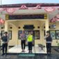 Kapolsek Buay Madang Timur Iptu Swisspo, bersama personel siaga memperagakan kesiapan pengamanan saat menggelar simulasi Sistem Pengamanan Markas Komando (Sispam Mako) di depan Mapolsek Buay Madang Timur, Polres OKU Timur.