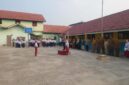 Kapolsek Buay Madang Timur Iptu Swisspo, memberikan amanat saat bertindak sebagai Inspektur Upacara dalam program Polisi Peduli Pendidikan (POLIDIK) di lapangan SMP 1 Muhammadiyah Rawa Bening, Desa Srikaton, Kecamatan Buay Madang Timur, Kabupaten OKU Timur.