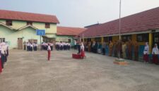 Kapolsek Buay Madang Timur Iptu Swisspo, memberikan amanat saat bertindak sebagai Inspektur Upacara dalam program Polisi Peduli Pendidikan (POLIDIK) di lapangan SMP 1 Muhammadiyah Rawa Bening, Desa Srikaton, Kecamatan Buay Madang Timur, Kabupaten OKU Timur.