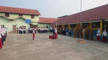 Kapolsek Buay Madang Timur Iptu Swisspo, memberikan amanat saat bertindak sebagai Inspektur Upacara dalam program Polisi Peduli Pendidikan (POLIDIK) di lapangan SMP 1 Muhammadiyah Rawa Bening, Desa Srikaton, Kecamatan Buay Madang Timur, Kabupaten OKU Timur.