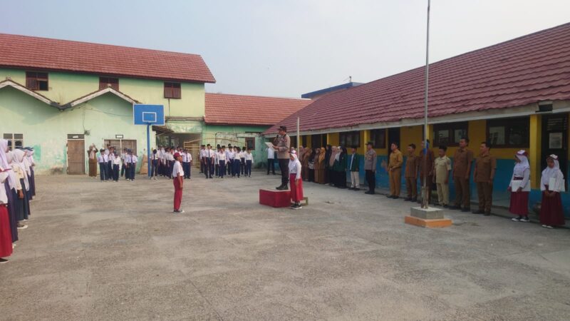 Kapolsek Buay Madang Timur Iptu Swisspo, memberikan amanat saat bertindak sebagai Inspektur Upacara dalam program Polisi Peduli Pendidikan (POLIDIK) di lapangan SMP 1 Muhammadiyah Rawa Bening, Desa Srikaton, Kecamatan Buay Madang Timur, Kabupaten OKU Timur.