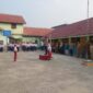 Kapolsek Buay Madang Timur Iptu Swisspo, memberikan amanat saat bertindak sebagai Inspektur Upacara dalam program Polisi Peduli Pendidikan (POLIDIK) di lapangan SMP 1 Muhammadiyah Rawa Bening, Desa Srikaton, Kecamatan Buay Madang Timur, Kabupaten OKU Timur.