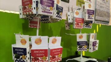 Caption Foto : Produk Ankubas Scents, Pengharum Ruangan dengan Berbagai Variasi Rasa Wewangian dengan Memanfaatkan Eceng Gondok, di Kecamatan Plaju, Palembang. Foto: Reza