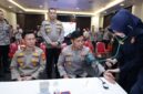 Kapolda Sumsel Irjen Pol Rony Samtana bersama Wakapolda Brigjen Pol Irwansyah, pejabat utama (PJU) Polda Sumsel dan insan pers ikuti kegiatan donor darah.