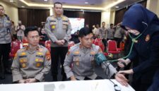 Kapolda Sumsel Irjen Pol Rony Samtana bersama Wakapolda Brigjen Pol Irwansyah, pejabat utama (PJU) Polda Sumsel dan insan pers ikuti kegiatan donor darah.