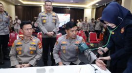 Kapolda Sumsel Irjen Pol Rony Samtana bersama Wakapolda Brigjen Pol Irwansyah, pejabat utama (PJU) Polda Sumsel dan insan pers ikuti kegiatan donor darah.