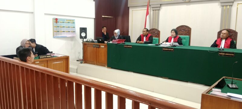Saat majelis hakim Bacakan putusan terdakwa Ario disidang PN Palembang, selasa (20/10/2026)